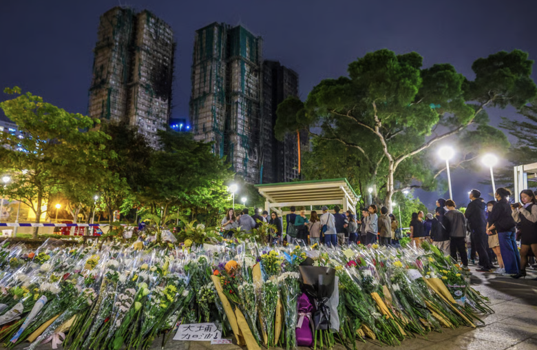 Cháy chung cư ở Hong Kong: Phát hiện thêm nhiều thi thể trên mái nhà, đã có 146 người chết- Ảnh 2. Cháy chung cư ở Hong Kong: Phát hiện thêm nhiều thi thể trên mái nhà, đã có 146 người chết- Ảnh 2.