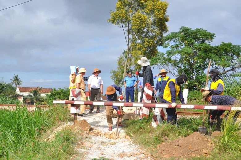 Gia Lai xử l&yacute; 64 lối đi tự mở, siết chặt an to&agrave;n đường sắt- Ảnh 1.