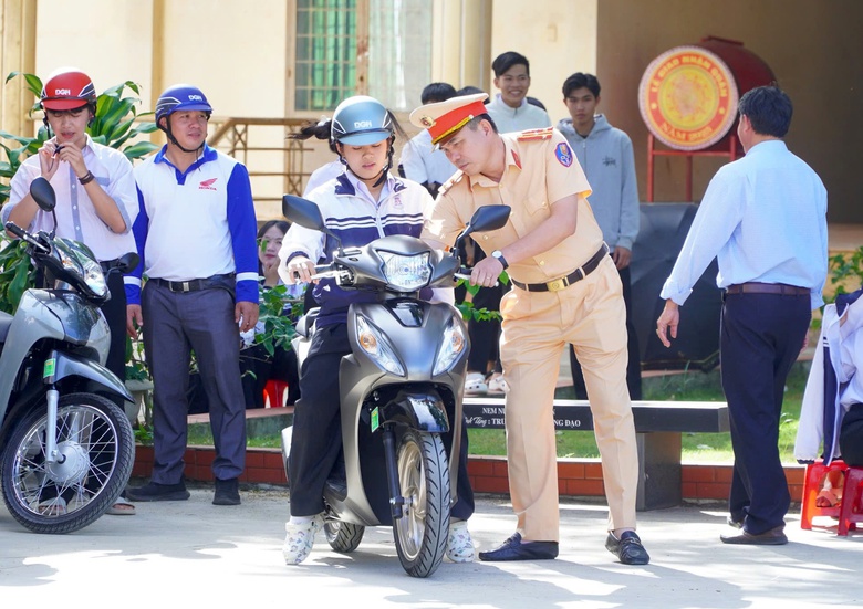 L&acirc;m Đồng: Đẩy mạnh tuy&ecirc;n truyền, hướng dẫn kỹ năng l&aacute;i xe gắn m&aacute;y an to&agrave;n cho học sinh- Ảnh 2.
