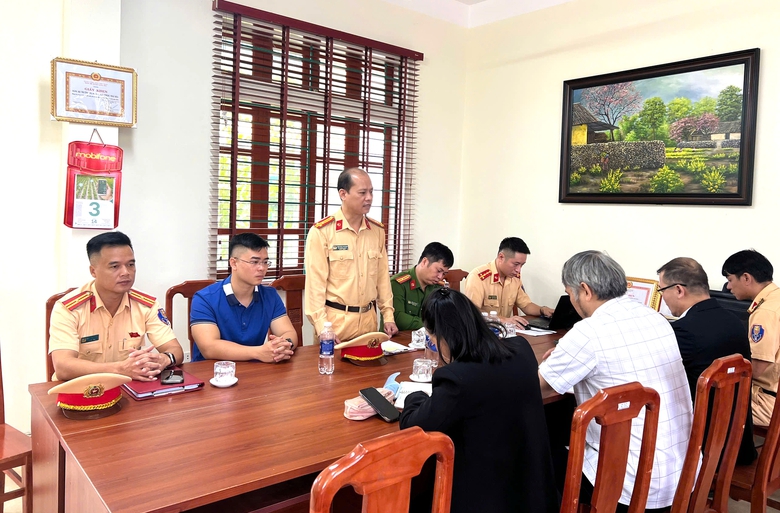CSGT Tuyên Quang chỉ rõ những lỗi vi phạm ngay tại nhà xe của trường- Ảnh 1. CSGT Tuyên Quang chỉ rõ những lỗi vi phạm ngay tại nhà xe của trường- Ảnh 1.