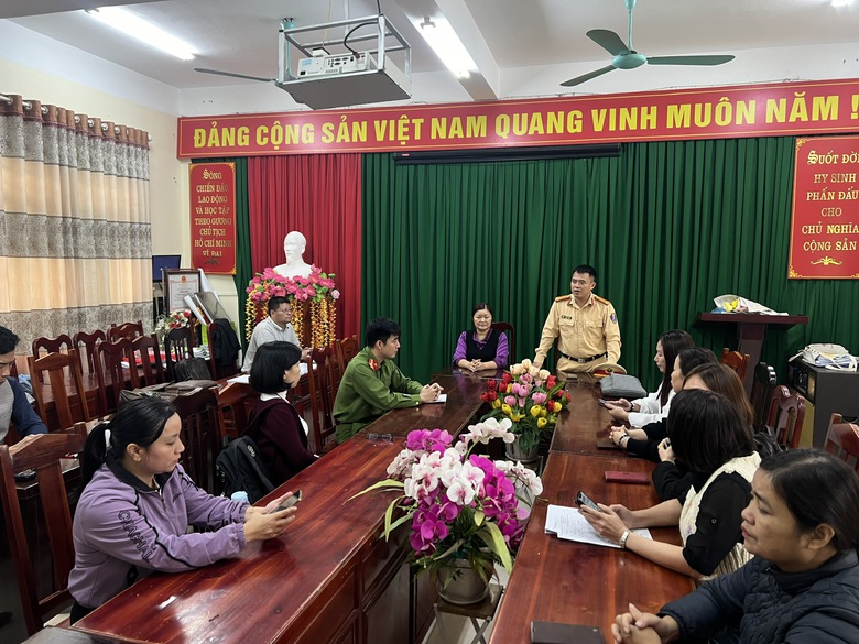 CSGT Tuyên Quang chỉ rõ những lỗi vi phạm ngay tại nhà xe của trường- Ảnh 8. CSGT Tuyên Quang chỉ rõ những lỗi vi phạm ngay tại nhà xe của trường- Ảnh 8.