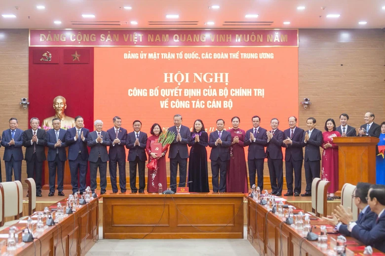 B&agrave; B&ugrave;i Thị Minh Ho&agrave;i giữ chức B&iacute; thư Đảng ủy Mặt trận Tổ quốc, c&aacute;c đo&agrave;n thể Trung ương- Ảnh 1.