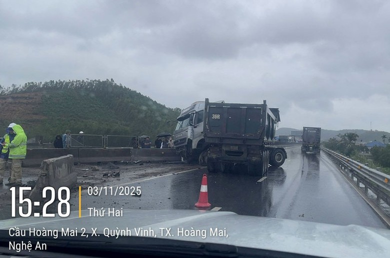 Hiện trường vụ tai nạn tr&ecirc;n cao tốc Bắc - Nam đoạn Nghi Sơn - Diễn Ch&acirc;u khiến tuyến đường &aacute;ch tắc.