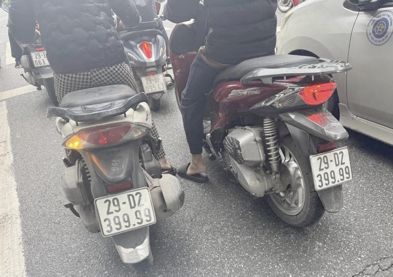 CSGT H&agrave; Nội x&aacute;c minh h&igrave;nh ảnh hai xe m&aacute;y SH c&oacute; chung biển số "tứ qu&yacute; 9"- Ảnh 1.