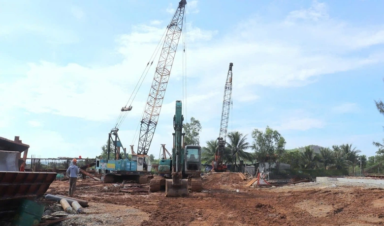 Tổng c&ocirc;ng ty Thăng Long tăng tốc l&agrave;m đường, x&acirc;y cầu tr&ecirc;n tuyến ven biển tỉnh Kh&aacute;nh H&ograve;a- Ảnh 1.