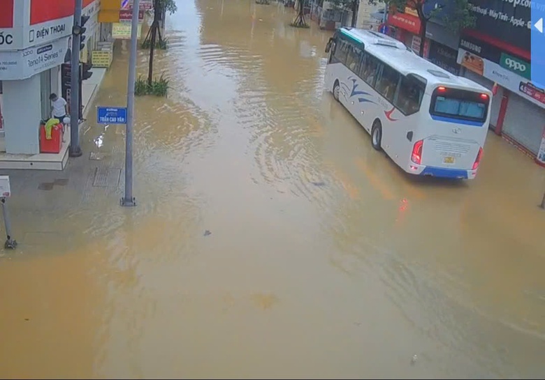 C&ograve;n 54.000 nh&agrave; bị ngập, chưa "hồi sức" sau mưa lũ, Huế lại gồng m&igrave;nh chống b&atilde;o Kalmaegi - Ảnh 3.