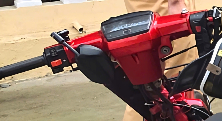 CSGT Tuyên Quang chỉ rõ những lỗi vi phạm ngay tại nhà xe của trường- Ảnh 7. CSGT Tuyên Quang chỉ rõ những lỗi vi phạm ngay tại nhà xe của trường- Ảnh 7.