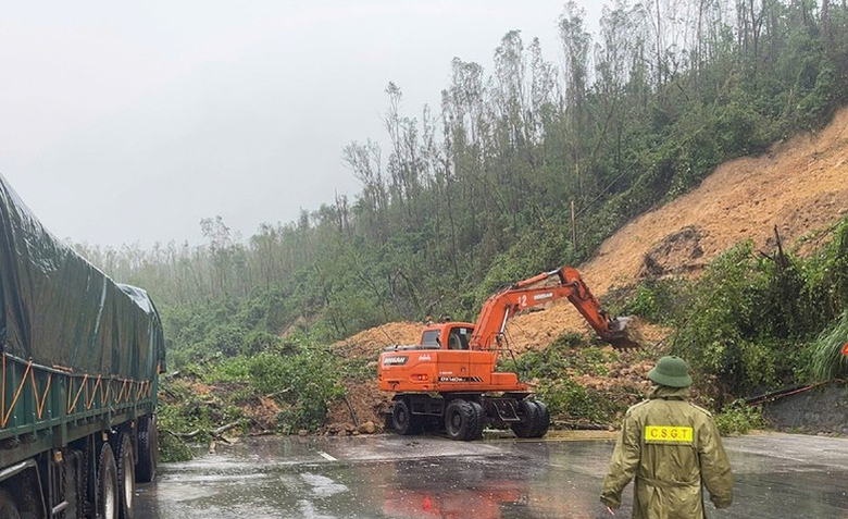 Huy động nh&acirc;n lực, m&aacute;y m&oacute;c nỗ lực khắc phục c&aacute;c điểm sạt lở sau mưa lớn ở H&agrave; Tĩnh- Ảnh 1.