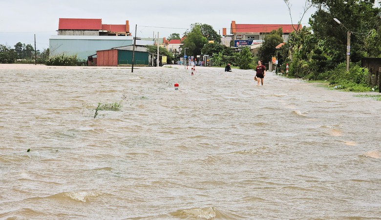 Nước lũ chưa kịp r&uacute;t hết, Quảng Trị lại sẵn s&agrave;ng di dời d&acirc;n tr&aacute;nh b&atilde;o Kalmaegi- Ảnh 2.