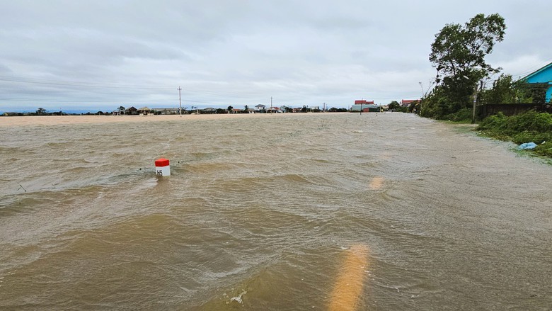 Quảng Trị vẫn còn hàng nghìn hộ dân ngập lụt, gần 18.000 học sinh nghỉ học- Ảnh 1. Quảng Trị vẫn còn hàng nghìn hộ dân ngập lụt, gần 18.000 học sinh nghỉ học- Ảnh 1.