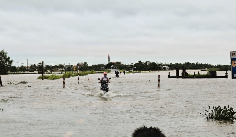Quảng Trị vẫn còn hàng nghìn hộ dân ngập lụt, gần 18.000 học sinh nghỉ học- Ảnh 3. Quảng Trị vẫn còn hàng nghìn hộ dân ngập lụt, gần 18.000 học sinh nghỉ học- Ảnh 3.