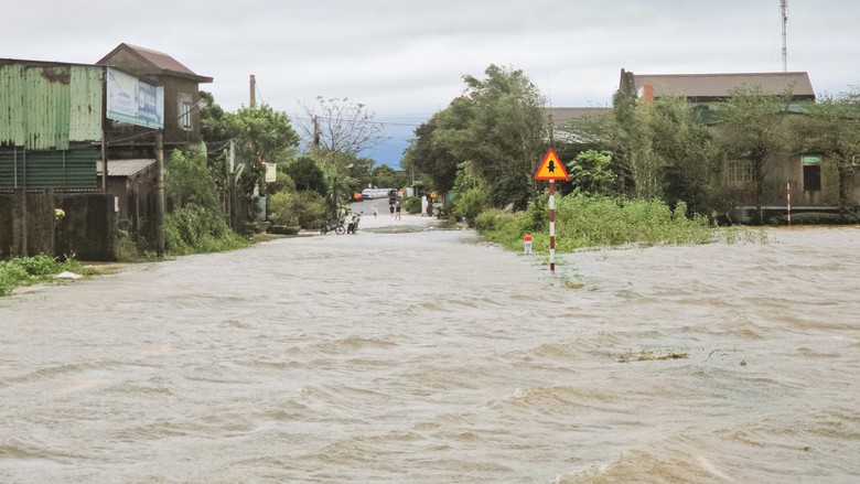Quảng Trị vẫn còn hàng nghìn hộ dân ngập lụt, gần 18.000 học sinh nghỉ học- Ảnh 5. Quảng Trị vẫn còn hàng nghìn hộ dân ngập lụt, gần 18.000 học sinh nghỉ học- Ảnh 5.