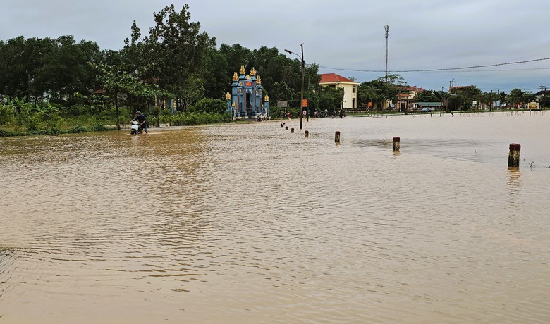 Quảng Trị vẫn còn hàng nghìn hộ dân ngập lụt, gần 18.000 học sinh nghỉ học- Ảnh 6. Quảng Trị vẫn còn hàng nghìn hộ dân ngập lụt, gần 18.000 học sinh nghỉ học- Ảnh 6.