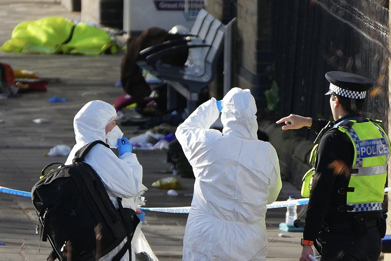 Vụ tấn c&ocirc;ng tr&ecirc;n t&agrave;u ở Anh: Nghi phạm bị truy tố 11 tội danh &acirc;m mưu giết người- Ảnh 1.
