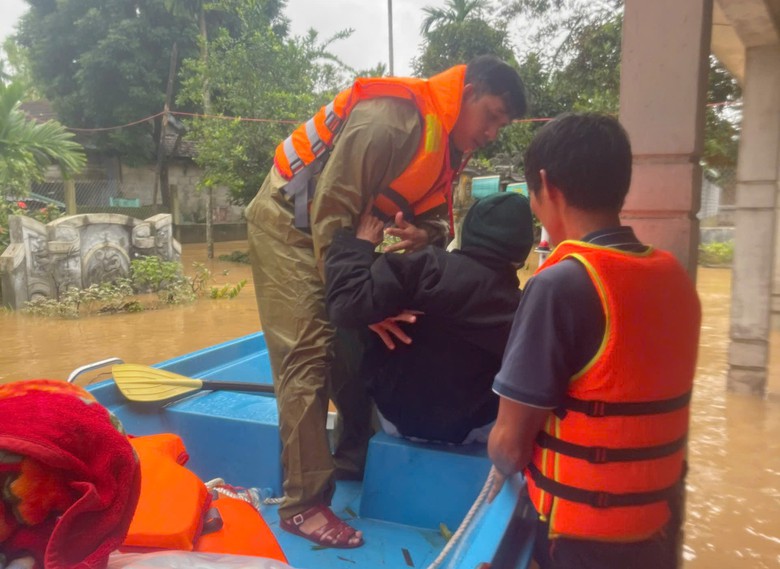 C&ograve;n 54.000 nh&agrave; bị ngập, chưa "hồi sức" sau mưa lũ, Huế lại gồng m&igrave;nh chống b&atilde;o Kalmaegi - Ảnh 6.