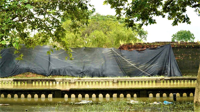 Mưa lũ l&agrave;m một đoạn tường Ho&agrave;ng th&agrave;nh Huế bị sập- Ảnh 2.