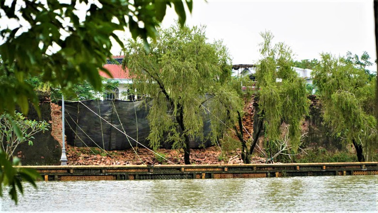 Mưa lũ l&agrave;m một đoạn tường Ho&agrave;ng th&agrave;nh Huế bị sập- Ảnh 1.