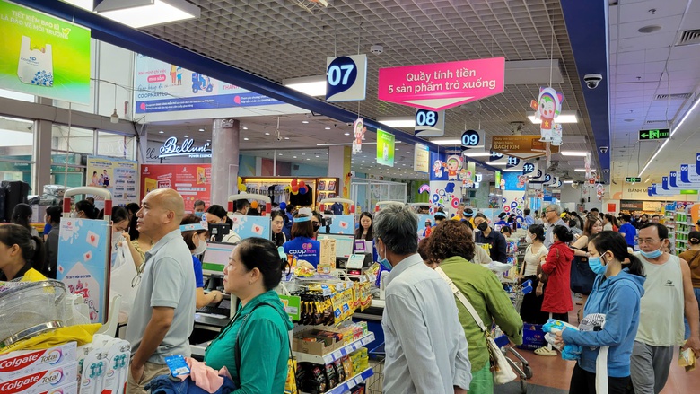 Người dân Gia Lai đổ xô mua hàng thiết yếu trước khi bão Kalmaegi đổ bộ - Ảnh 3. Người dân Gia Lai đổ xô mua hàng thiết yếu trước khi bão Kalmaegi đổ bộ - Ảnh 3.