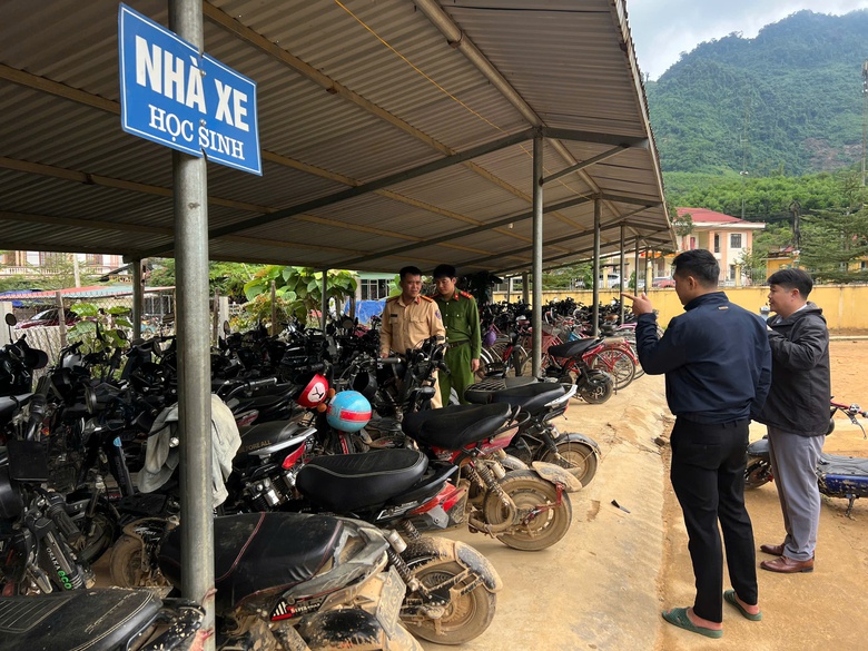 CSGT Tuyên Quang chỉ rõ những lỗi vi phạm ngay tại nhà xe của trường- Ảnh 10. CSGT Tuyên Quang chỉ rõ những lỗi vi phạm ngay tại nhà xe của trường- Ảnh 10.