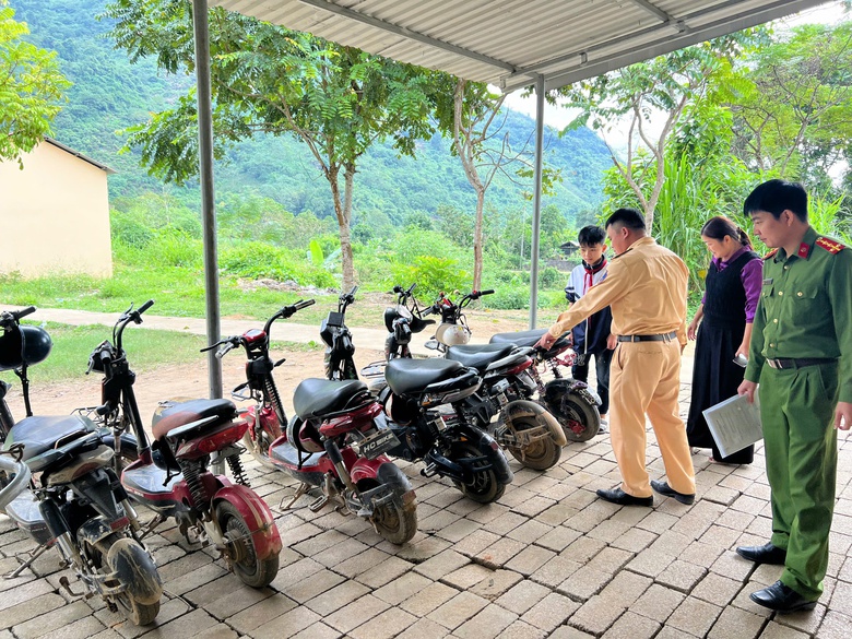 CSGT Tuyên Quang chỉ rõ những lỗi vi phạm ngay tại nhà xe của trường- Ảnh 11. CSGT Tuyên Quang chỉ rõ những lỗi vi phạm ngay tại nhà xe của trường- Ảnh 11.