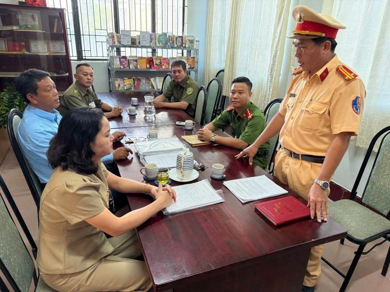 CSGT TP.HCM đồng loạt kiểm tra b&atilde;i giữ xe quanh trường học- Ảnh 2.