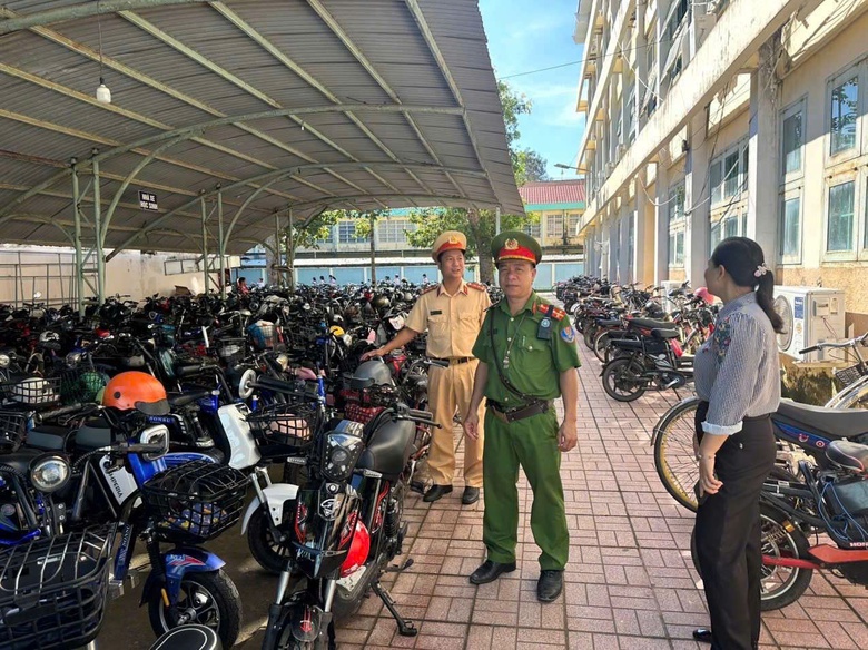 CSGT TP.HCM đồng loạt kiểm tra b&atilde;i giữ xe quanh trường học- Ảnh 1.