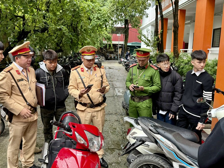 H&agrave; Nội siết chặt b&atilde;i xe quanh trường, xử l&yacute; học sinh vi phạm giao th&ocirc;ng- Ảnh 4.