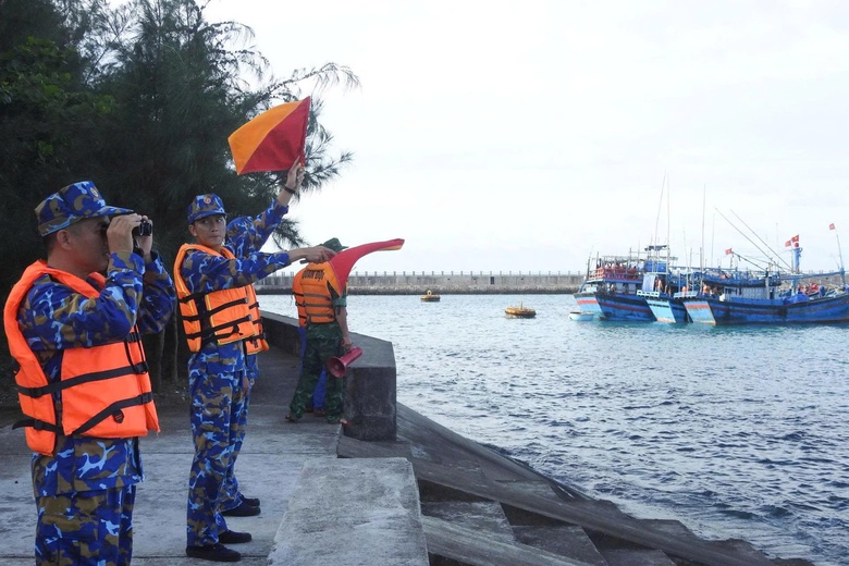 Bộ đội Trường Sa chủ động ứng ph&oacute; với b&atilde;o số 13- Ảnh 3.