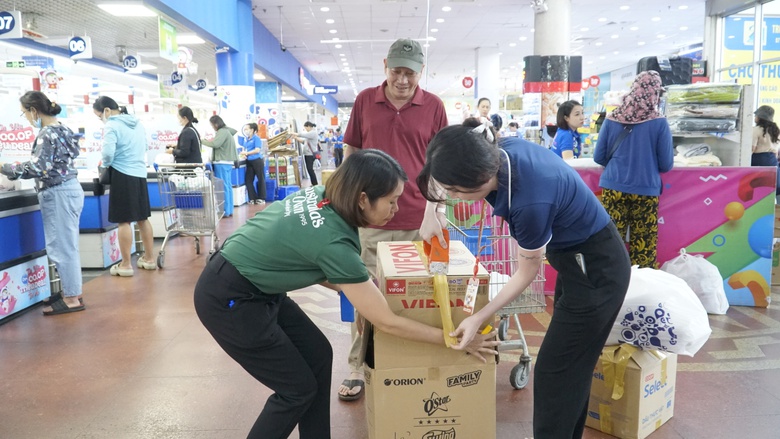 Người dân Gia Lai đổ xô mua hàng thiết yếu trước khi bão Kalmaegi đổ bộ - Ảnh 2. Người dân Gia Lai đổ xô mua hàng thiết yếu trước khi bão Kalmaegi đổ bộ - Ảnh 2.