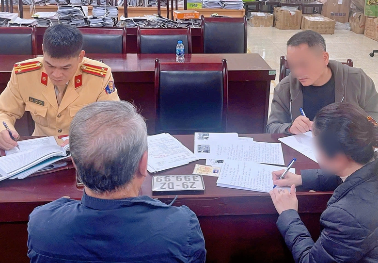 Kết quả xác minh vụ hai xe máy SH có chung biển số "tứ quý 9"- Ảnh 2. Kết quả xác minh vụ hai xe máy SH có chung biển số "tứ quý 9"- Ảnh 2.