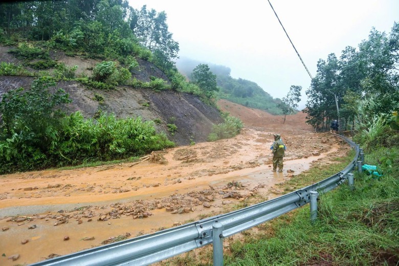 Quảng Trị gia tăng thiệt hại do mưa lũ, giao th&ocirc;ng nhiều khu vực ở Huế c&ograve;n bị chia cắt- Ảnh 2.
