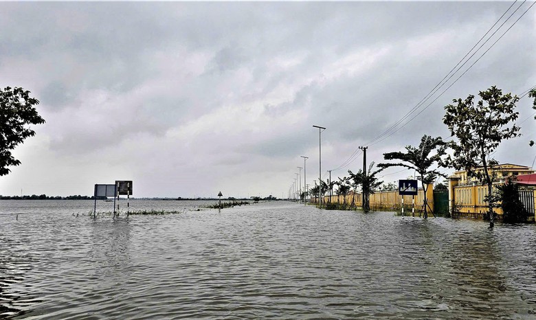Quảng Trị gia tăng thiệt hại do mưa lũ, giao th&ocirc;ng nhiều khu vực ở Huế c&ograve;n bị chia cắt- Ảnh 1.