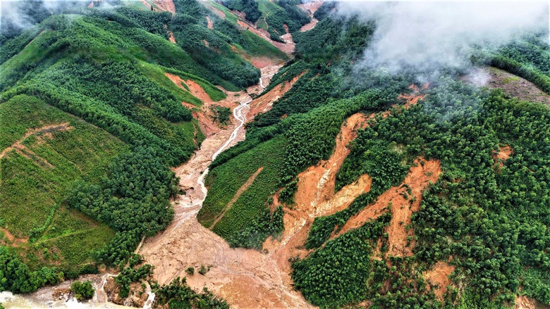 To&agrave;n cảnh tuyến đường l&ecirc;n đỉnh Bạch M&atilde; sạt lở nghi&ecirc;m trọng, cuốn tr&ocirc;i chốt bảo vệ- Ảnh 1.