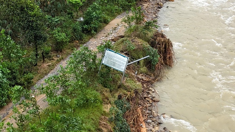 To&agrave;n cảnh tuyến đường l&ecirc;n đỉnh Bạch M&atilde; sạt lở nghi&ecirc;m trọng, cuốn tr&ocirc;i chốt bảo vệ- Ảnh 9.