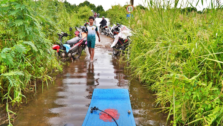 C&agrave; Mau: Người d&acirc;n khu t&aacute;i định cư vất vả lưu th&ocirc;ng v&igrave; nước ngập bủa v&acirc;y gần nửa th&aacute;ng- Ảnh 4.