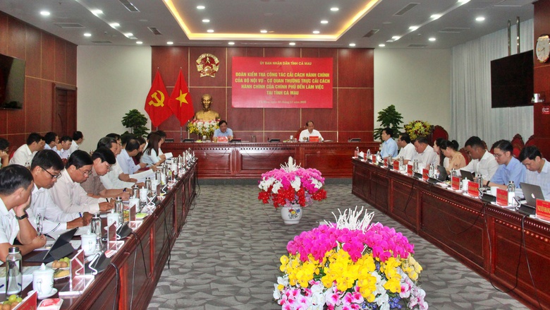 C&agrave; Mau ưu ti&ecirc;n giải quyết xe &ocirc; t&ocirc; c&ocirc;ng cho c&aacute;c x&atilde;, phường- Ảnh 2.