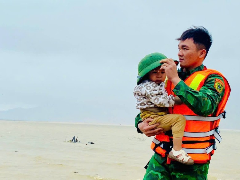 Người d&acirc;n H&agrave; Tĩnh sẻ chia v&agrave; đ&ugrave;m bọc nhau trong mưa lũ- Ảnh 4.