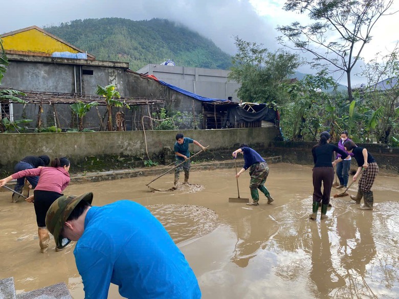 Người d&acirc;n H&agrave; Tĩnh sẻ chia v&agrave; đ&ugrave;m bọc nhau trong mưa lũ- Ảnh 8.