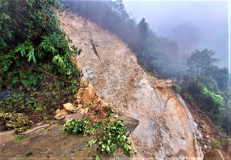 To&agrave;n cảnh tuyến đường l&ecirc;n đỉnh Bạch M&atilde; sạt lở nghi&ecirc;m trọng, cuốn tr&ocirc;i chốt bảo vệ- Ảnh 3.