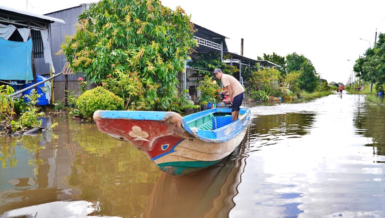 C&agrave; Mau: Người d&acirc;n khu t&aacute;i định cư vất vả lưu th&ocirc;ng v&igrave; nước ngập bủa v&acirc;y gần nửa th&aacute;ng- Ảnh 2.