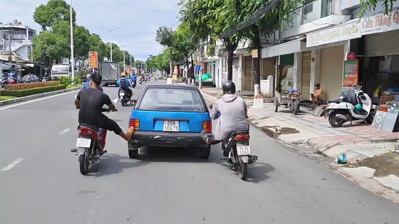 X&aacute;c minh vụ hai người đi xe m&aacute;y d&ugrave;ng ch&acirc;n đẩy &ocirc; t&ocirc; tr&ecirc;n đường phố Nha Trang- Ảnh 1.