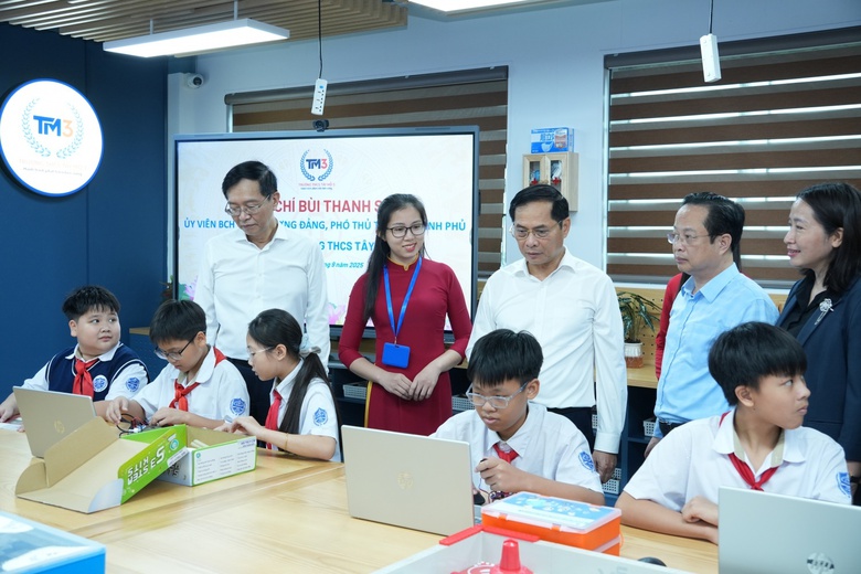 STEM Innovation Petrovietnam: Thắp sáng nguồn năng lượng tri thức cho tương lai đất nước- Ảnh 2. STEM Innovation Petrovietnam: Thắp sáng nguồn năng lượng tri thức cho tương lai đất nước- Ảnh 2.