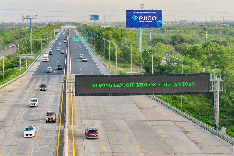 Nh&acirc;n rộng ph&acirc;n l&agrave;n, ph&acirc;n luồng lại tr&ecirc;n cao tốc- Ảnh 2.
