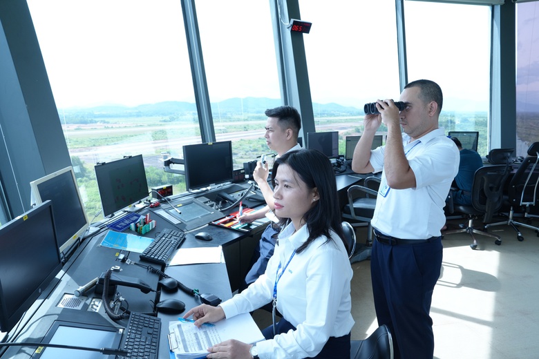 H&agrave;ng loạt chuyến bay bị ảnh hưởng bởi b&atilde;o Kalmaegi- Ảnh 2.