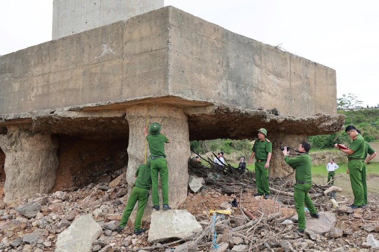 C&ocirc;ng an khởi tố h&igrave;nh sự vụ cầu s&ocirc;ng L&ocirc; ở Ph&uacute; Thọ về tội g&igrave;?- Ảnh 2.