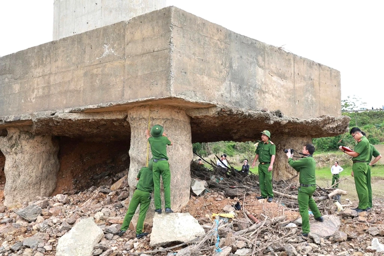 C&ocirc;ng an tỉnh Ph&uacute; Thọ v&agrave;o cuộc vụ cầu s&ocirc;ng L&ocirc; xuống cấp nghi&ecirc;m trọng- Ảnh 1.