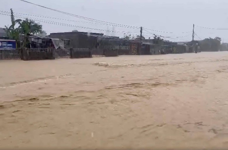 Người d&acirc;n H&agrave; Tĩnh sẻ chia v&agrave; đ&ugrave;m bọc nhau trong mưa lũ- Ảnh 1.