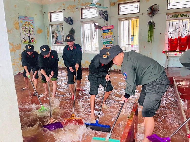 Người d&acirc;n H&agrave; Tĩnh sẻ chia v&agrave; đ&ugrave;m bọc nhau trong mưa lũ- Ảnh 7.