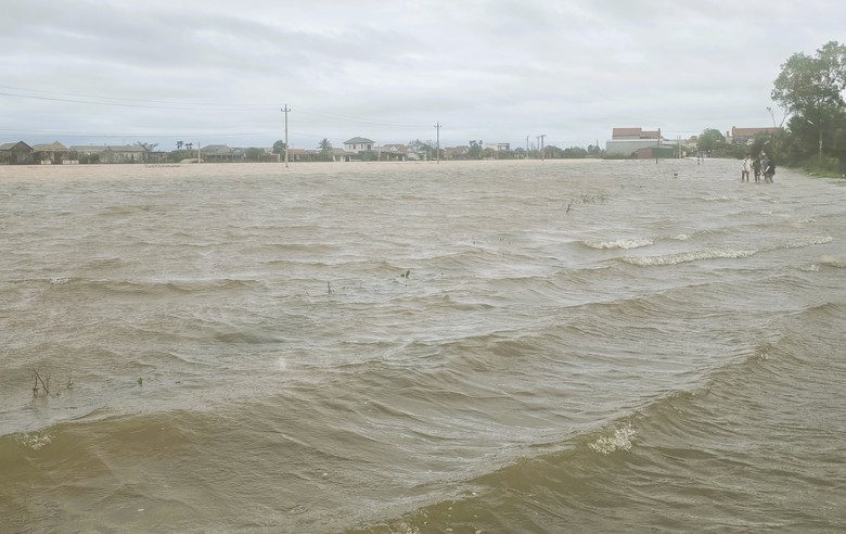 Quảng Trị gia tăng thiệt hại do mưa lũ, giao thông nhiều khu vực ở Huế còn bị chia cắt- Ảnh 5. Quảng Trị gia tăng thiệt hại do mưa lũ, giao thông nhiều khu vực ở Huế còn bị chia cắt- Ảnh 5.