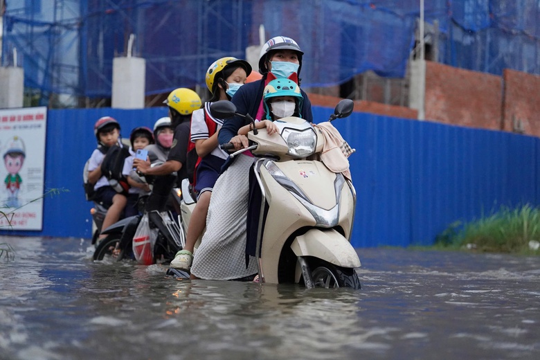TP.HCM: Triều cường dự kiến đạt mức kỷ lục, CSGT t&uacute;c trực xuy&ecirc;n đ&ecirc;m, sẵn s&agrave;ng ứng cứu- Ảnh 2.